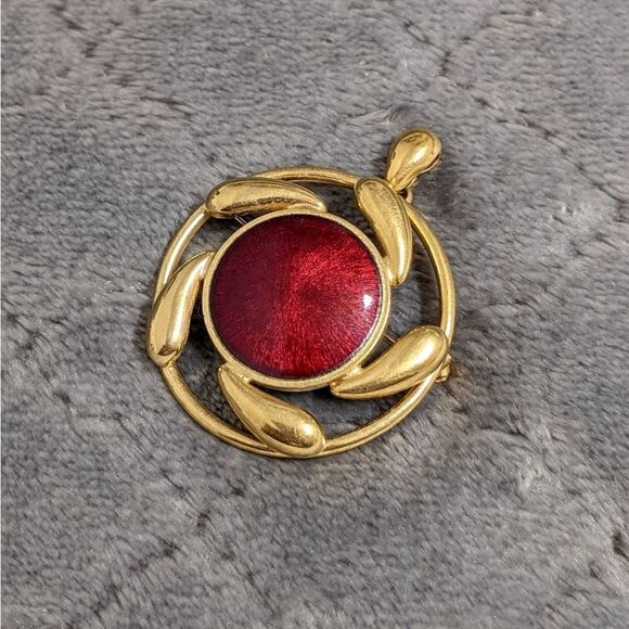 Jewelry - Vintage 1960's Goldtone & Red Enamel Circle Brooche/Pendant